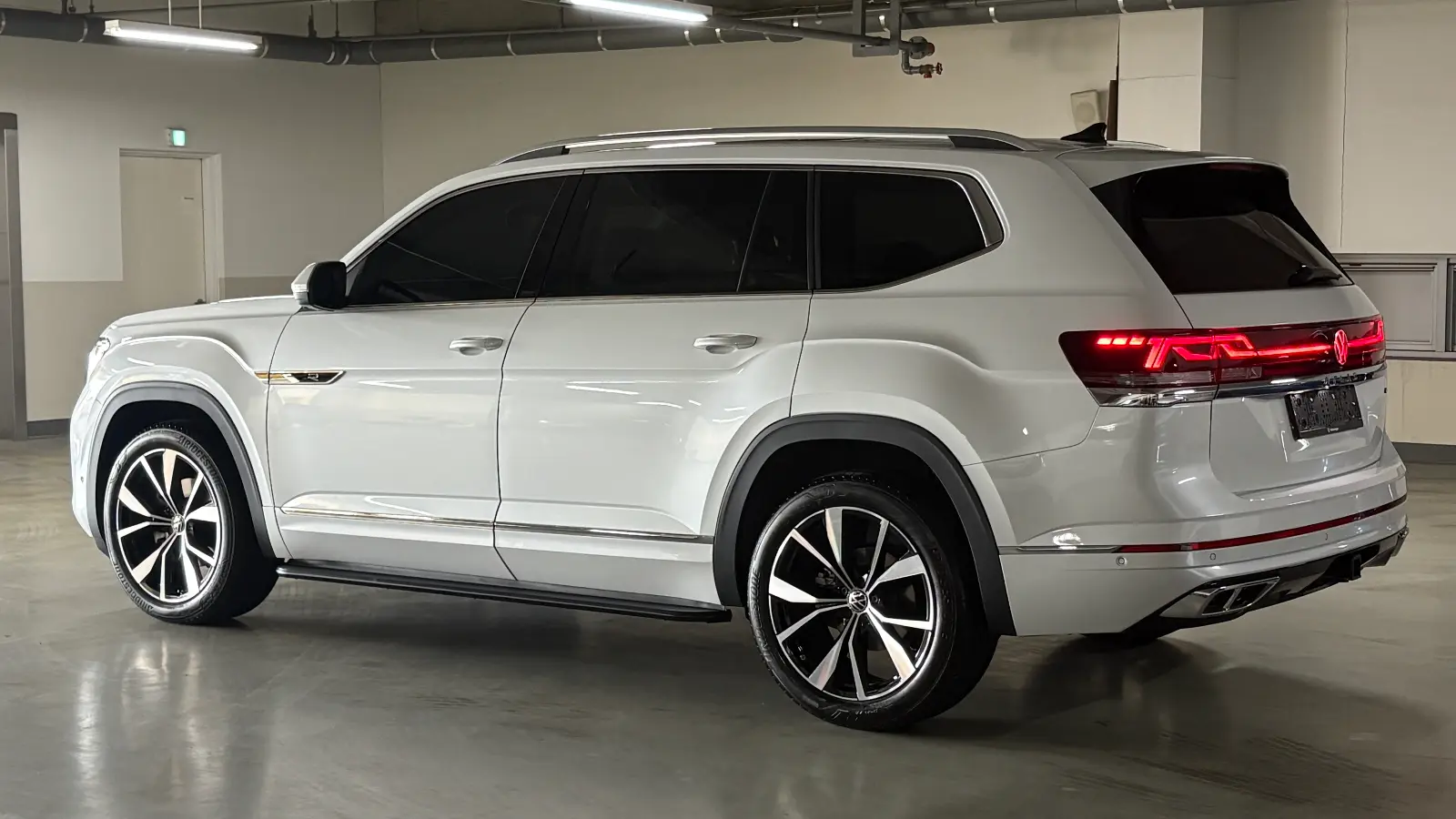 폭스바겐 아틀라스 오릭스 화이트 R-Line 2026년식 실물 사진 8/11 - 26년식 아틀라스 오릭스화이트 컬러 출고 사진입니다.