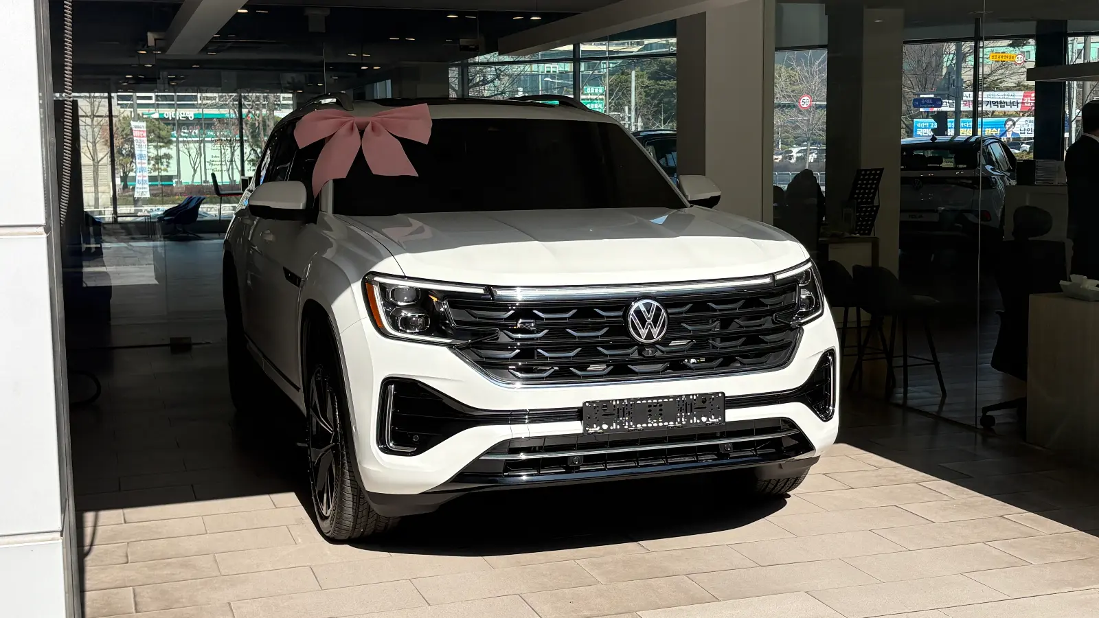 폭스바겐 아틀라스 오릭스 화이트 R-Line 2026년식 실물 사진 11/11 - 26년식 아틀라스 오릭스화이트 컬러 출고 사진입니다.