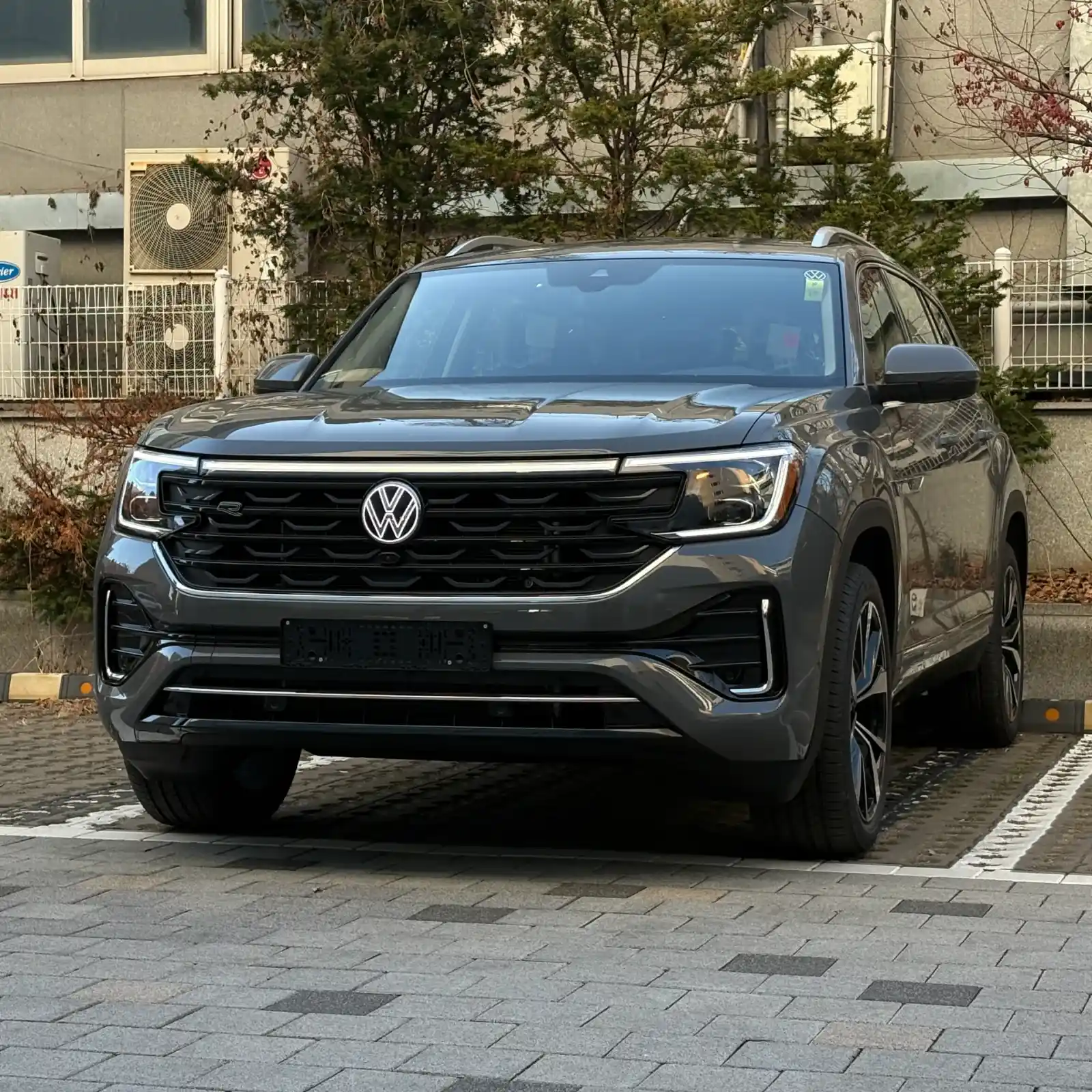 폭스바겐 아틀라스 퓨어 그레이 R-Line 2025년식 실물 사진 2/5 - 퓨어 그레이 컬러 탁송 사진