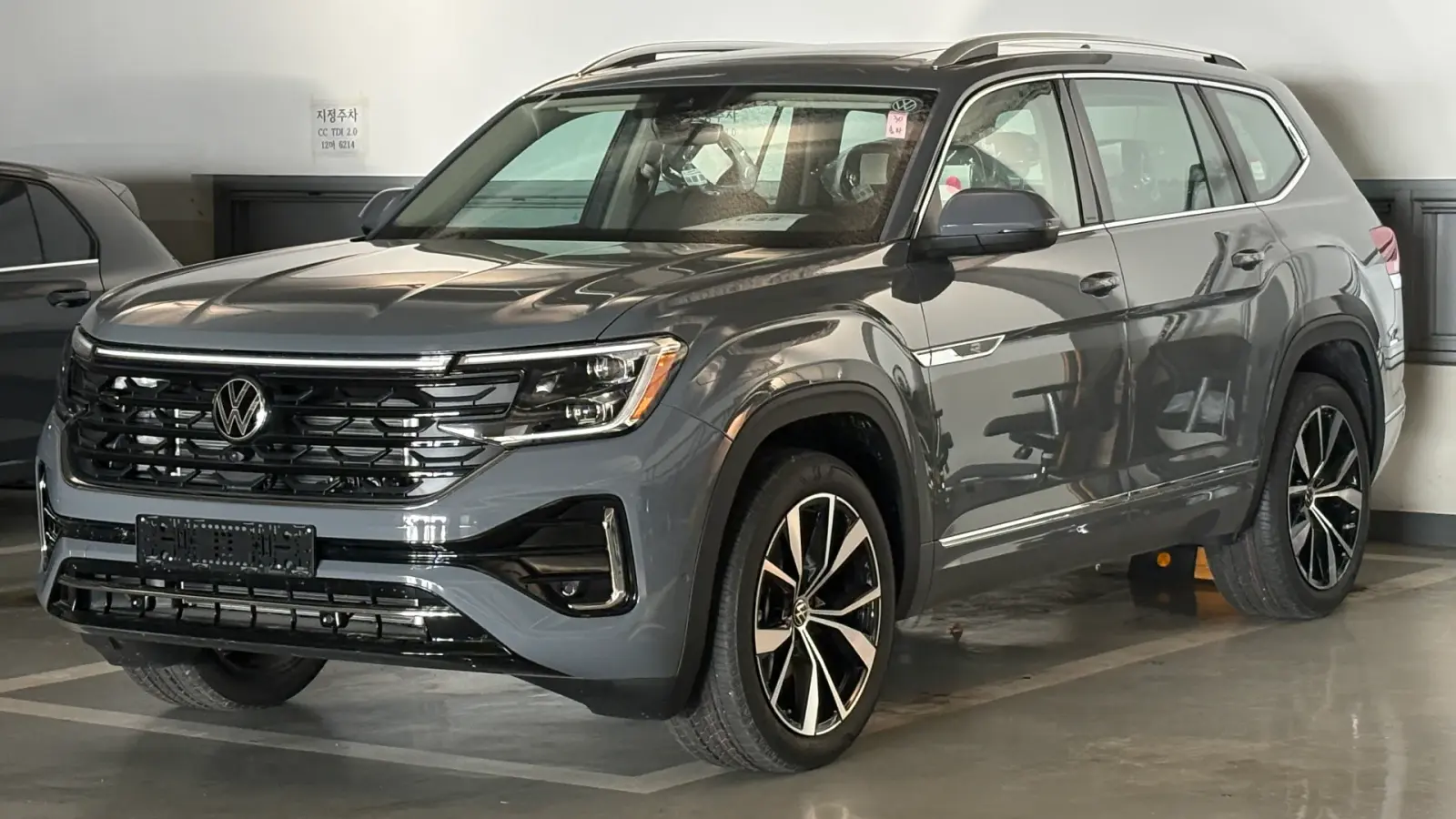 폭스바겐 아틀라스 퓨어 그레이 R-Line 2025년식 실물 사진 5/5 - 퓨어 그레이 컬러 탁송 사진