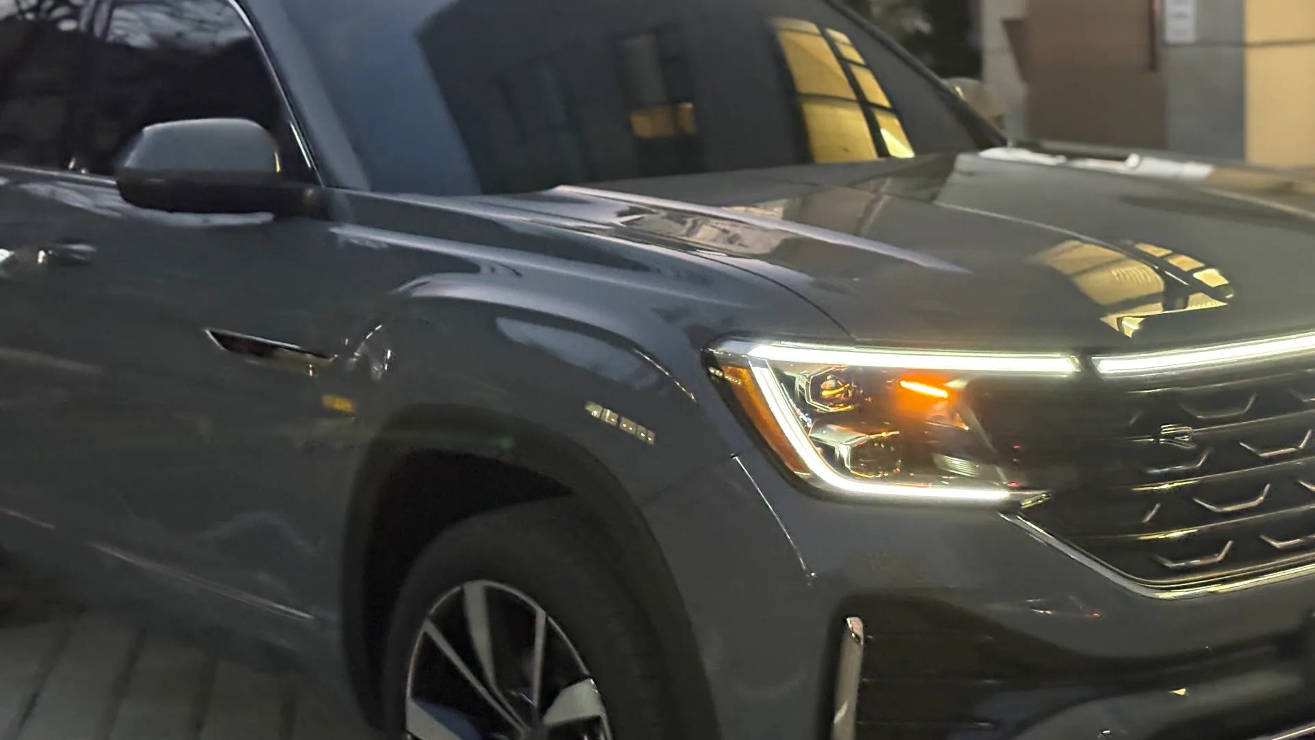 폭스바겐 아틀라스 퓨어 그레이 R-Line 2026년식 실물 사진 7/11 - 퓨어 그레이 아틀라스 야간 촬영