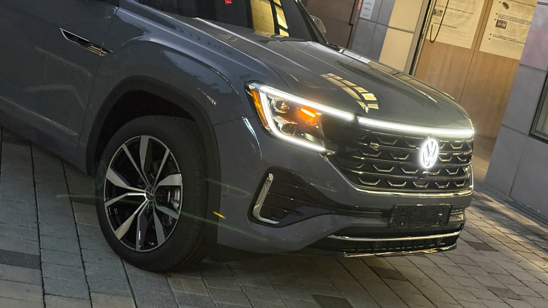 폭스바겐 아틀라스 퓨어 그레이 R-Line 2026년식 실물 사진 9/11 - 퓨어 그레이 아틀라스 야간 촬영