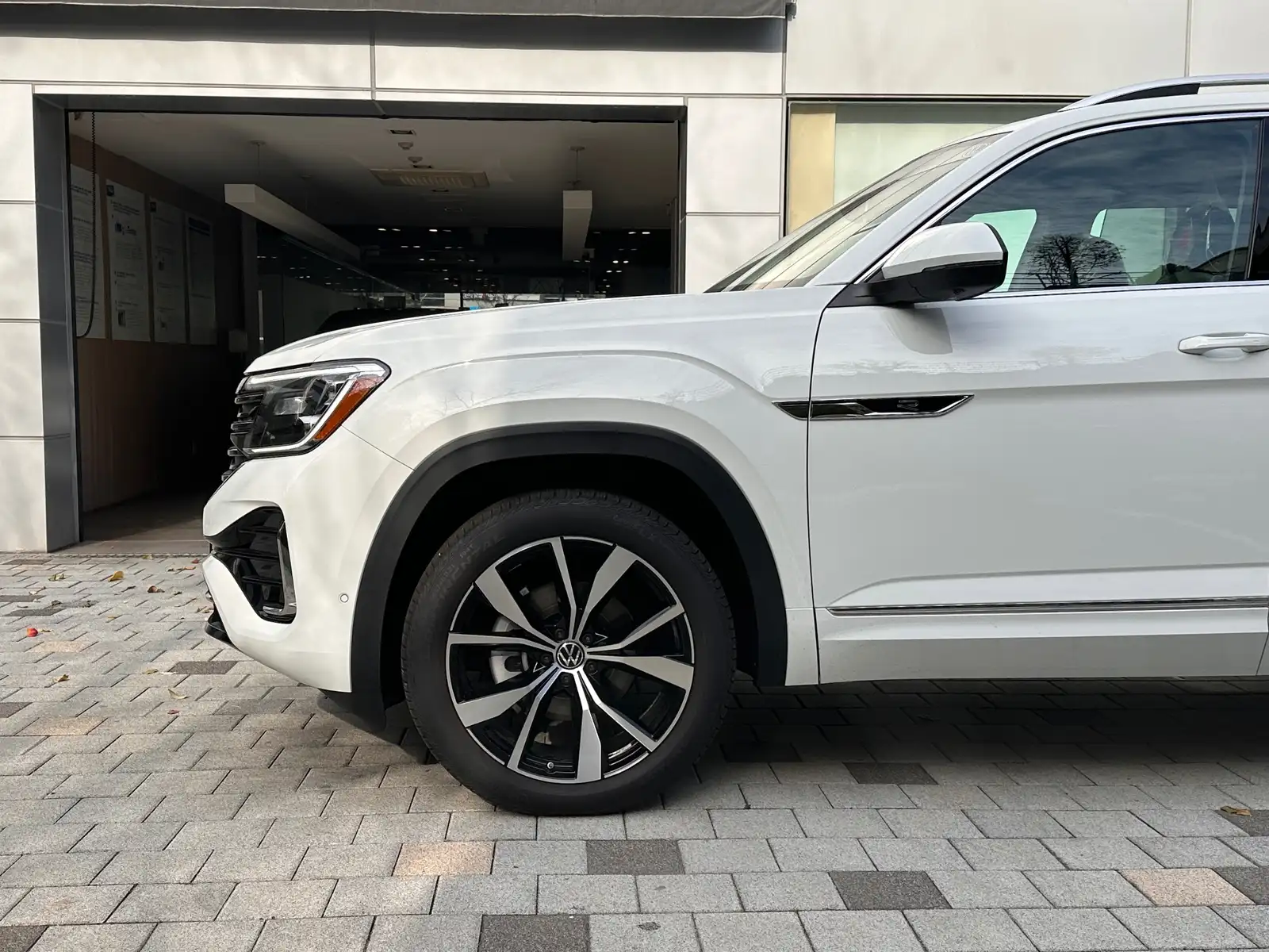 폭스바겐 아틀라스 퓨어 화이트 R-Line 2025년식 실물 사진 5/12