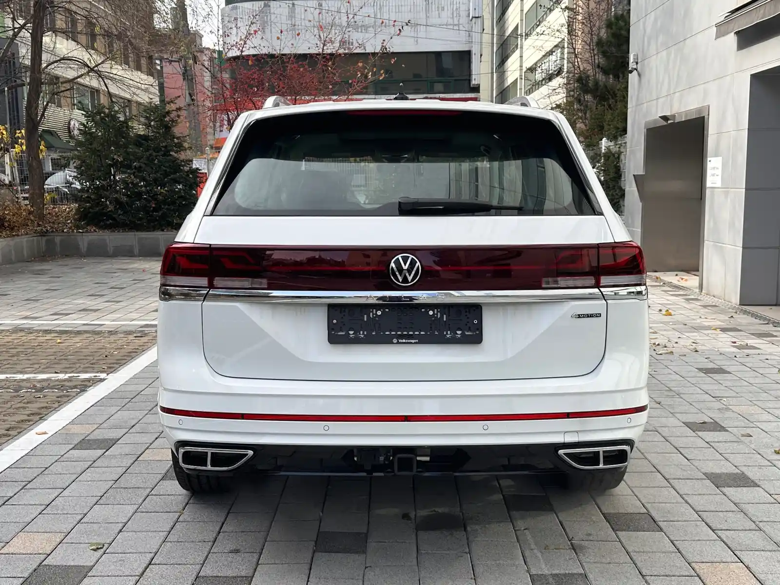 폭스바겐 아틀라스 퓨어 화이트 R-Line 2025년식 실물 사진 8/12