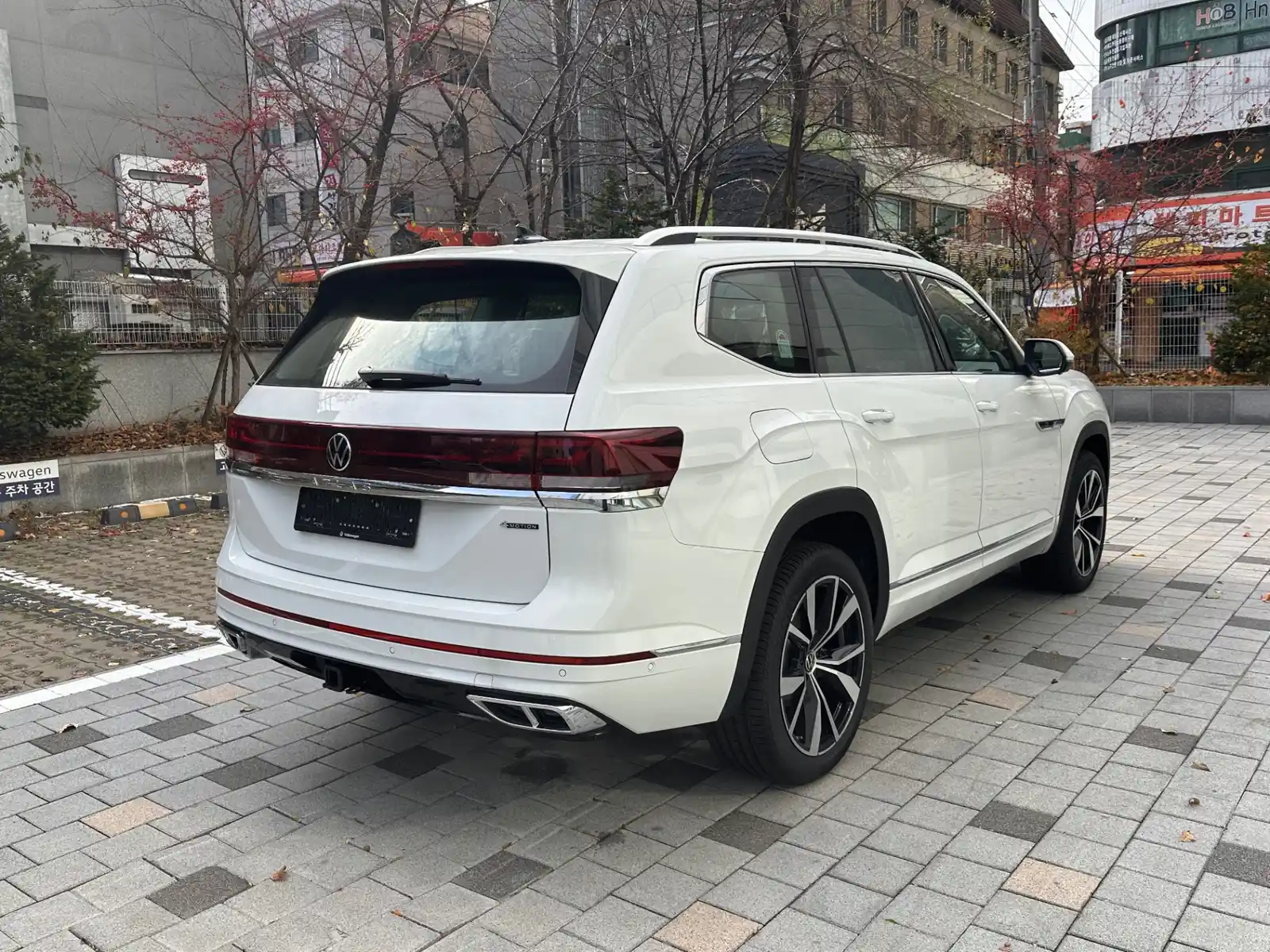 폭스바겐 아틀라스 퓨어 화이트 R-Line 2025년식 실물 사진 9/12