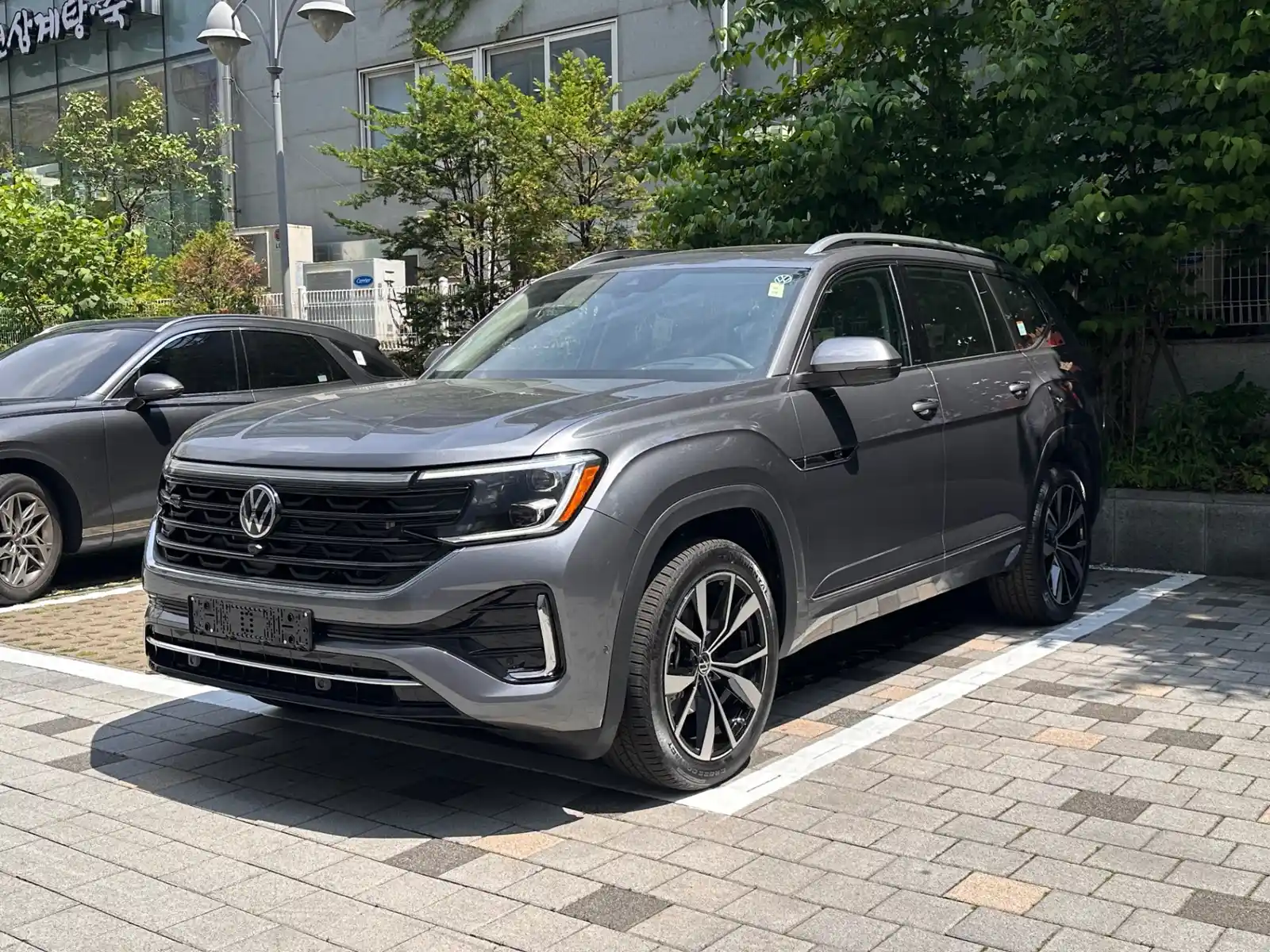 폭스바겐 아틀라스 플래티넘 그레이 R-Line 2025년식 실물 사진 2/4