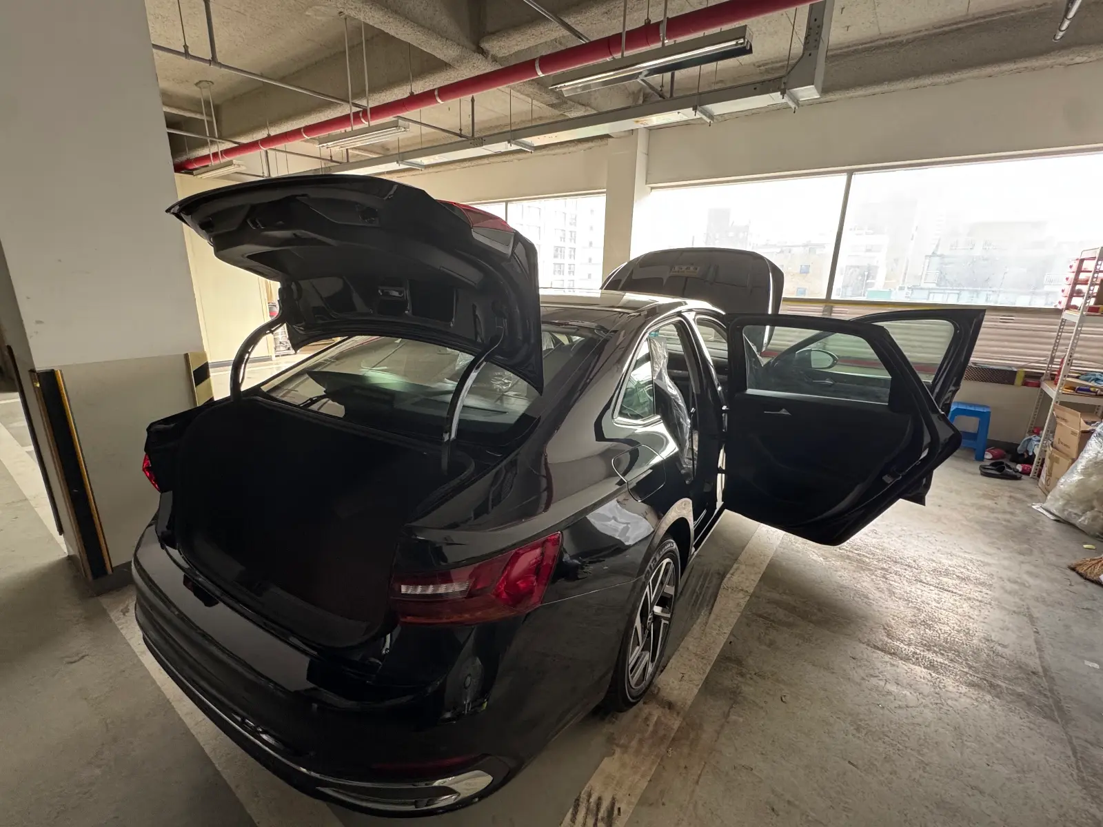 폭스바겐 제타 딥 블랙 펄 프레스티지 2024년식 실물 사진 5/9 - 뒷모습 위주로 촬영된 제타 블랙 색상의 출고사진입니다.