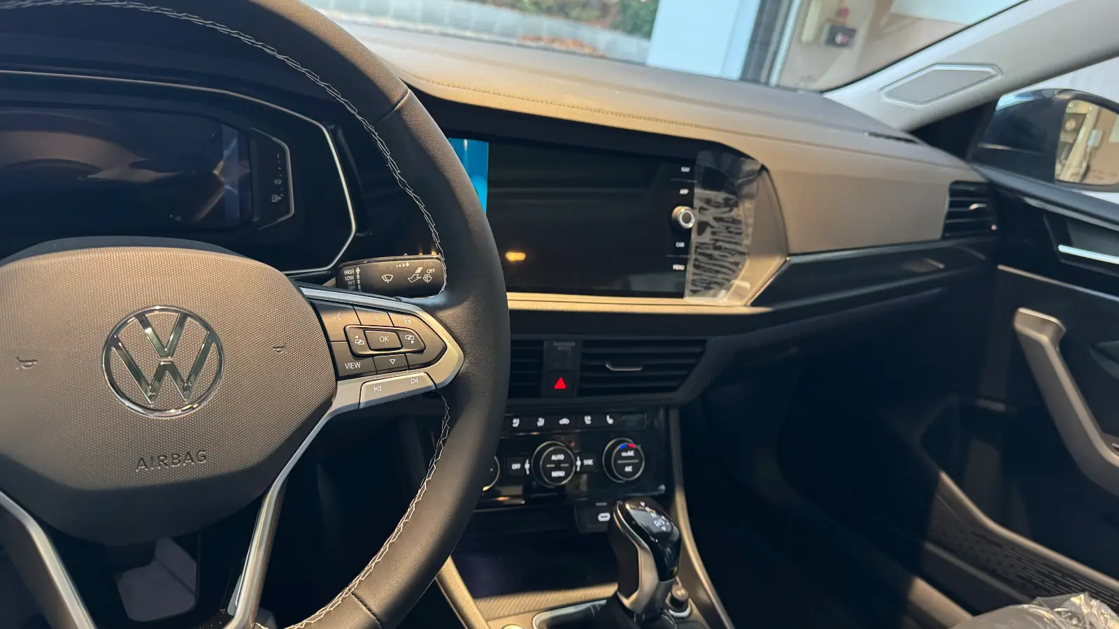 폭스바겐 제타 딥 블랙 펄 프레스티지 2024년식 실물 사진 8/9 - 뒷모습 위주로 촬영된 제타 블랙 색상의 출고사진입니다.