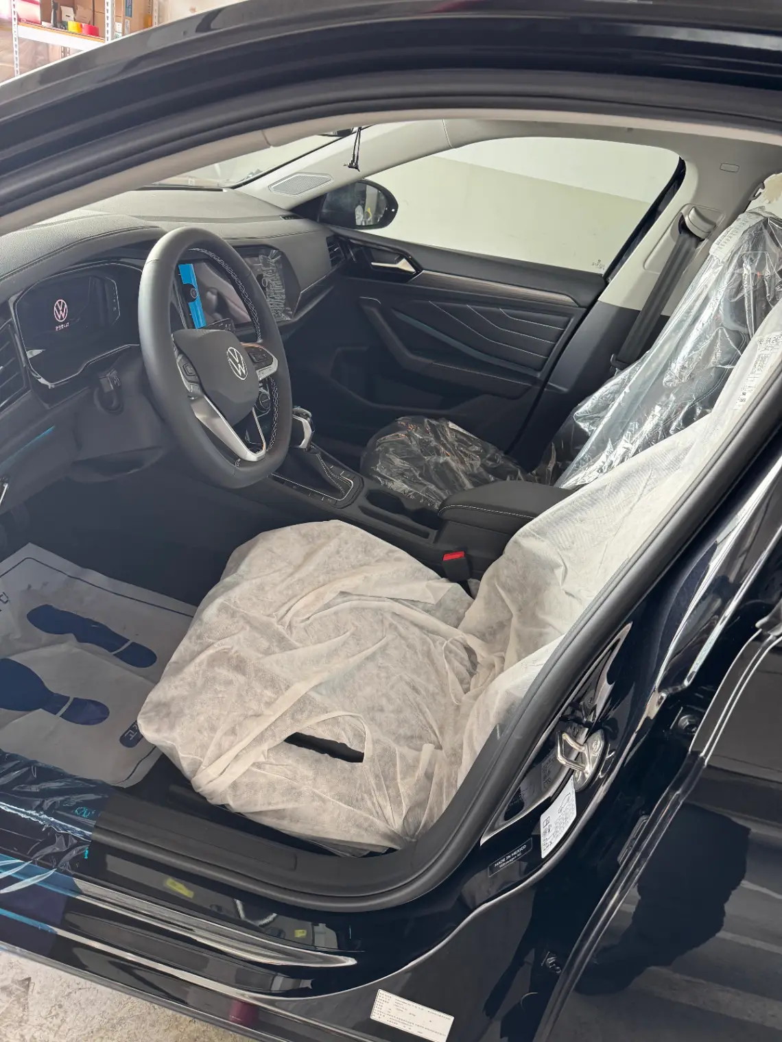 폭스바겐 제타 딥 블랙 펄 프레스티지 2024년식 실물 사진 9/9 - 뒷모습 위주로 촬영된 제타 블랙 색상의 출고사진입니다.