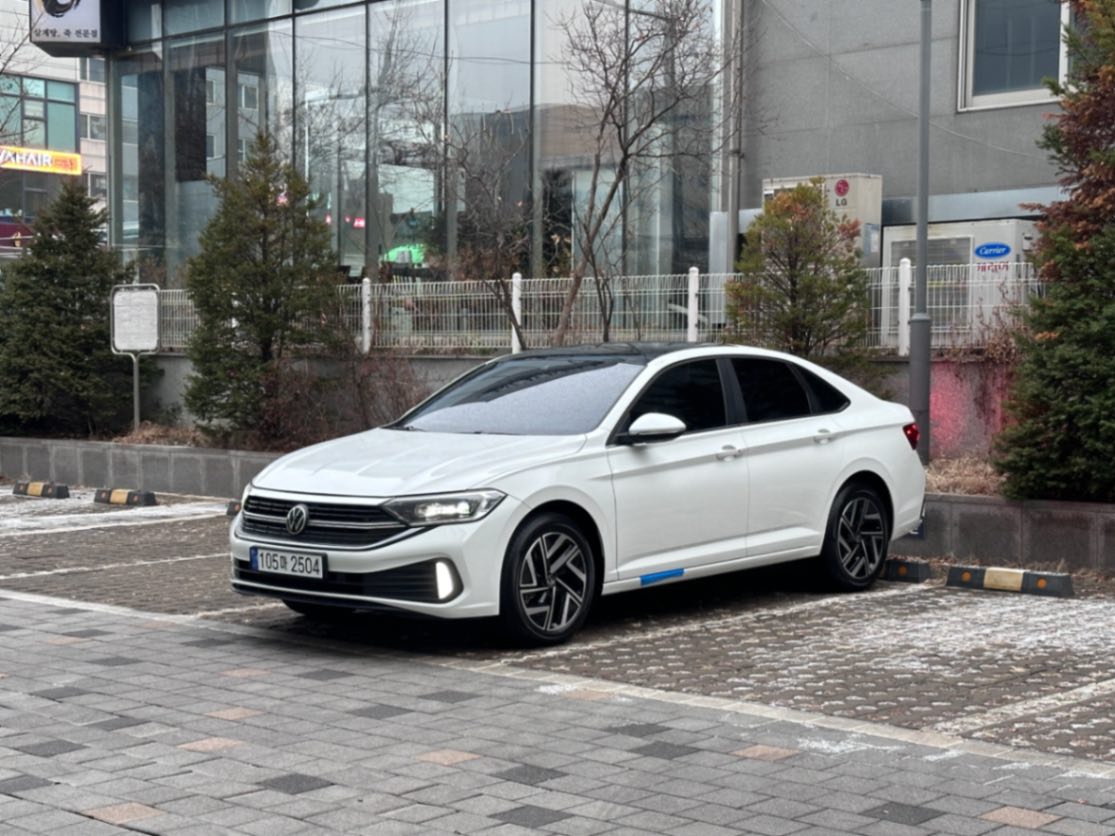 폭스바겐 제타 퓨어 화이트 프레스티지 2024년식 실물 사진 5/6