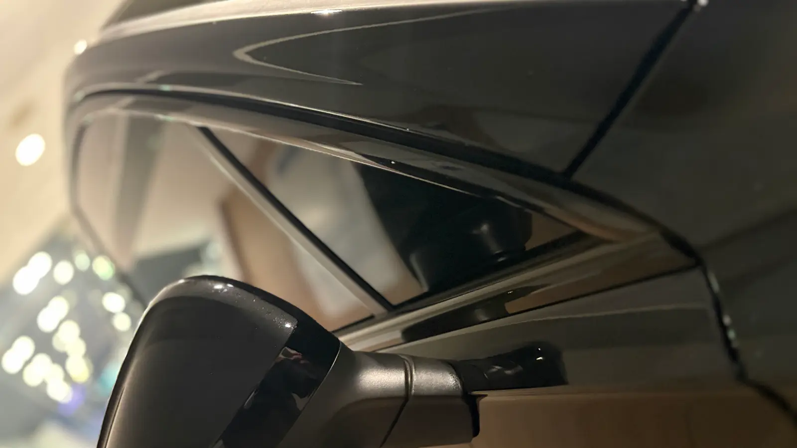 폭스바겐 투아렉 그레나딜라 블랙 프레스티지 2026년식 실물 사진 6/16 - 투아렉 프레스티지 블랙 색상 모든 크롬 부위 래핑작업 적용된 출고사진입니다.