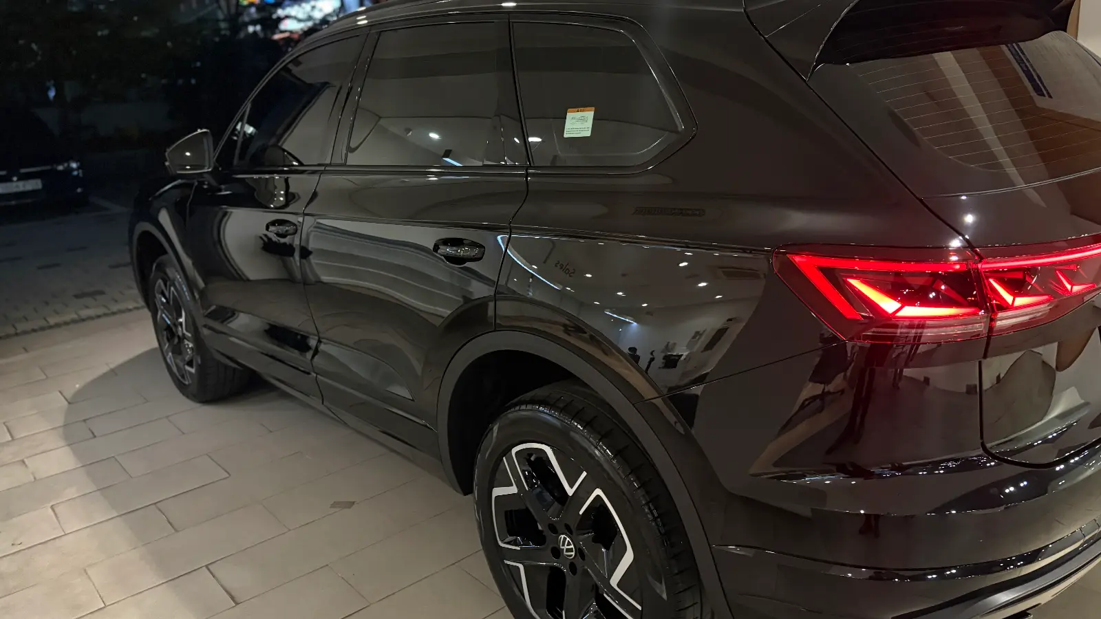 폭스바겐 투아렉 그레나딜라 블랙 프레스티지 2026년식 실물 사진 8/16 - 투아렉 프레스티지 블랙 색상 모든 크롬 부위 래핑작업 적용된 출고사진입니다.