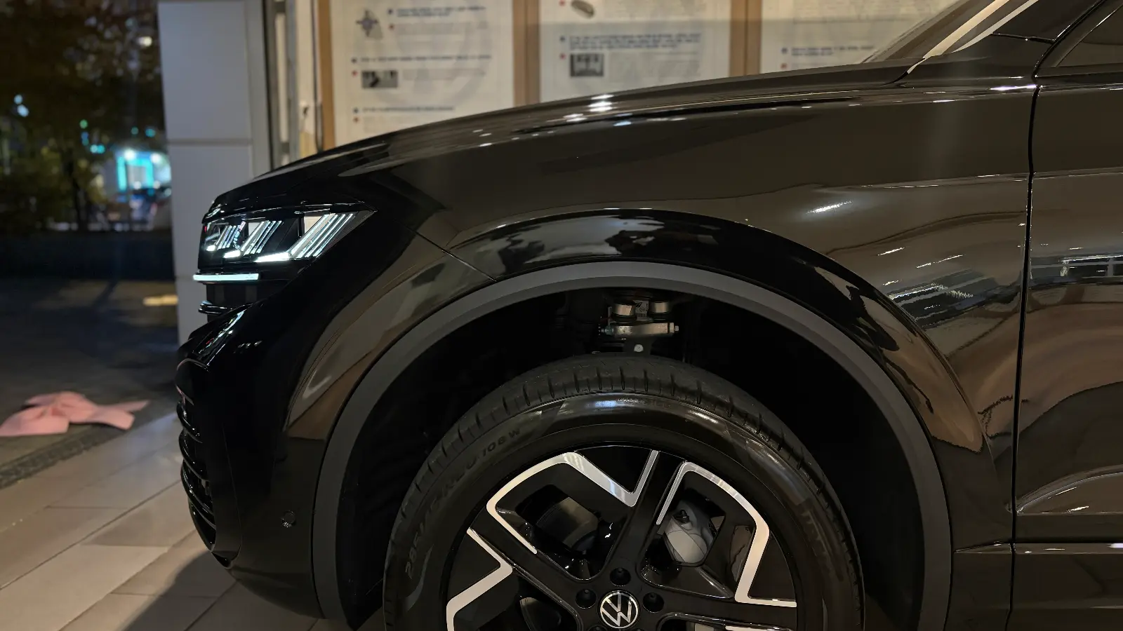 폭스바겐 투아렉 그레나딜라 블랙 프레스티지 2026년식 실물 사진 9/16 - 투아렉 프레스티지 블랙 색상 모든 크롬 부위 래핑작업 적용된 출고사진입니다.