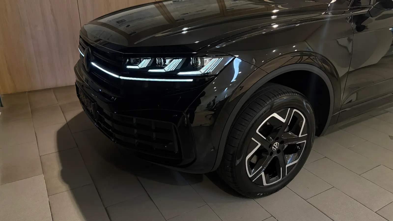 폭스바겐 투아렉 그레나딜라 블랙 프레스티지 2026년식 실물 사진 10/16 - 투아렉 프레스티지 블랙 색상 모든 크롬 부위 래핑작업 적용된 출고사진입니다.