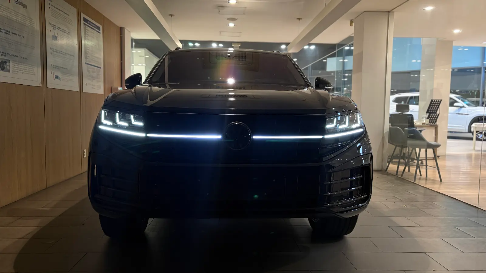 폭스바겐 투아렉 그레나딜라 블랙 프레스티지 2026년식 실물 사진 11/16 - 투아렉 프레스티지 블랙 색상 모든 크롬 부위 래핑작업 적용된 출고사진입니다.