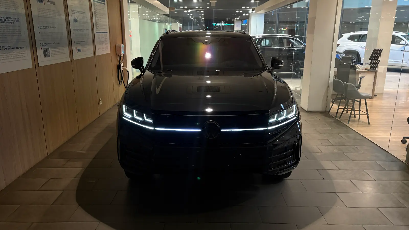 폭스바겐 투아렉 그레나딜라 블랙 프레스티지 2026년식 실물 사진 12/16 - 투아렉 프레스티지 블랙 색상 모든 크롬 부위 래핑작업 적용된 출고사진입니다.