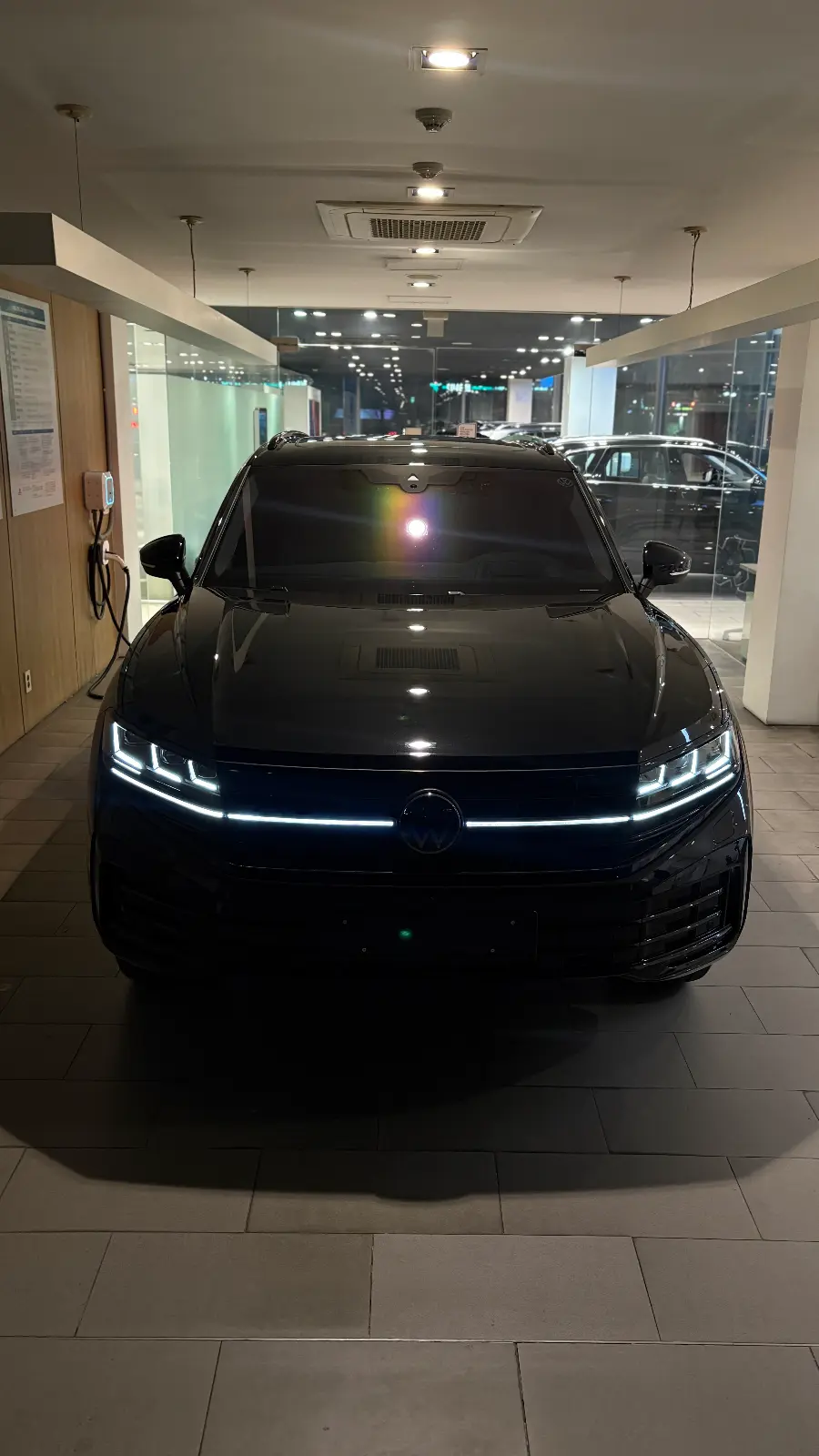 폭스바겐 투아렉 그레나딜라 블랙 프레스티지 2026년식 실물 사진 2/16 - 투아렉 프레스티지 블랙 색상 모든 크롬 부위 래핑작업 적용된 출고사진입니다.