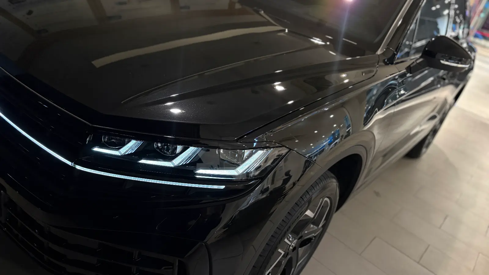 폭스바겐 투아렉 그레나딜라 블랙 프레스티지 2026년식 실물 사진 14/16 - 투아렉 프레스티지 블랙 색상 모든 크롬 부위 래핑작업 적용된 출고사진입니다.