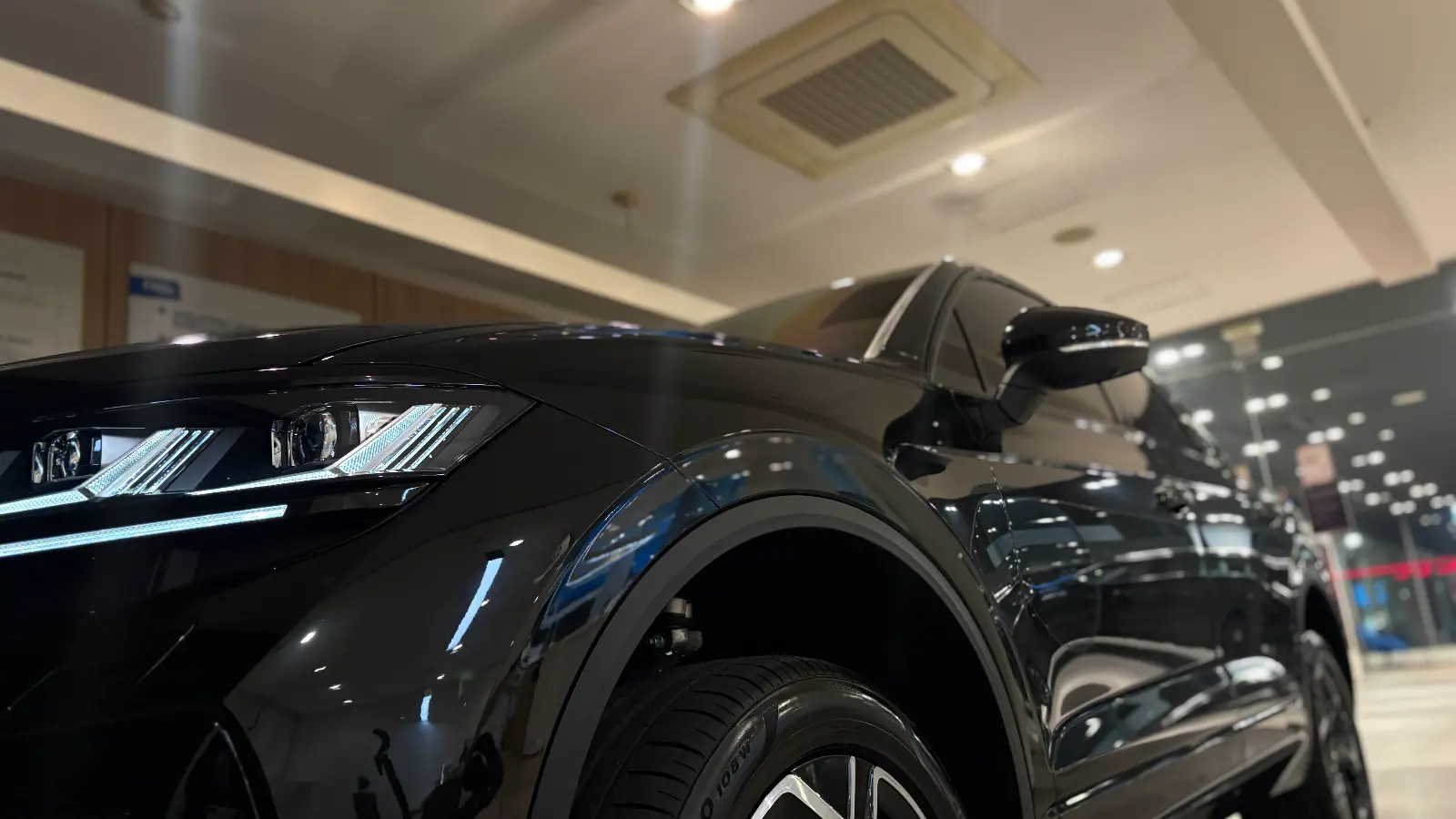 폭스바겐 투아렉 그레나딜라 블랙 프레스티지 2026년식 실물 사진 15/16 - 투아렉 프레스티지 블랙 색상 모든 크롬 부위 래핑작업 적용된 출고사진입니다.