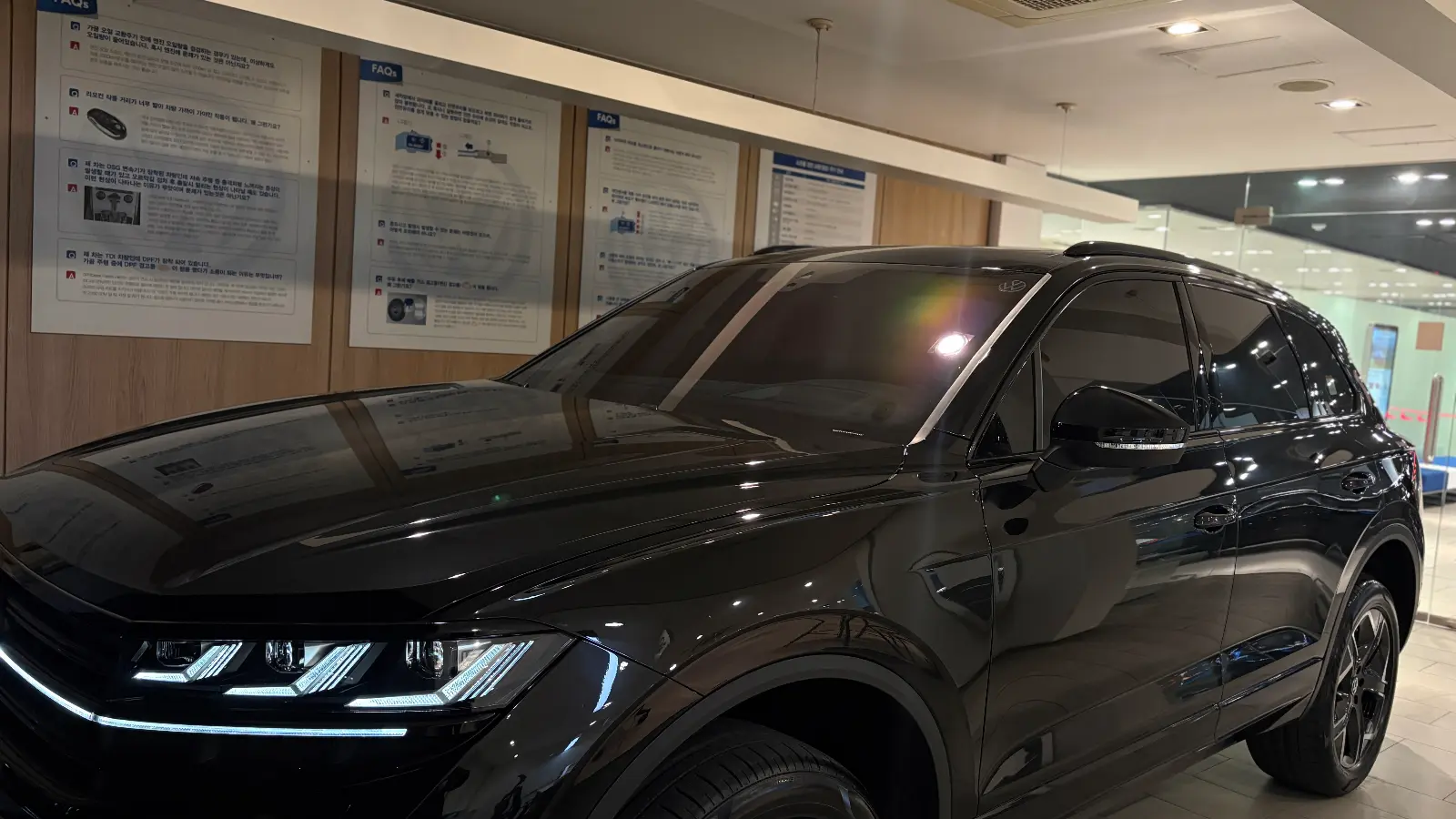 폭스바겐 투아렉 그레나딜라 블랙 프레스티지 2026년식 실물 사진 16/16 - 투아렉 프레스티지 블랙 색상 모든 크롬 부위 래핑작업 적용된 출고사진입니다.