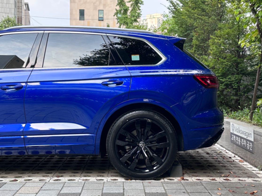 폭스바겐 투아렉 라피즈 블루 R-Line 2023년식 실물 사진 6/13