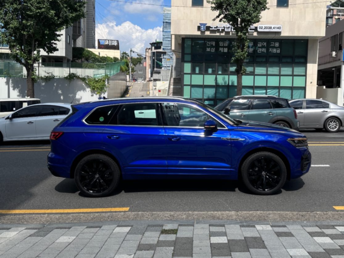 폭스바겐 투아렉 라피즈 블루 R-Line 2023년식 실물 사진 9/13