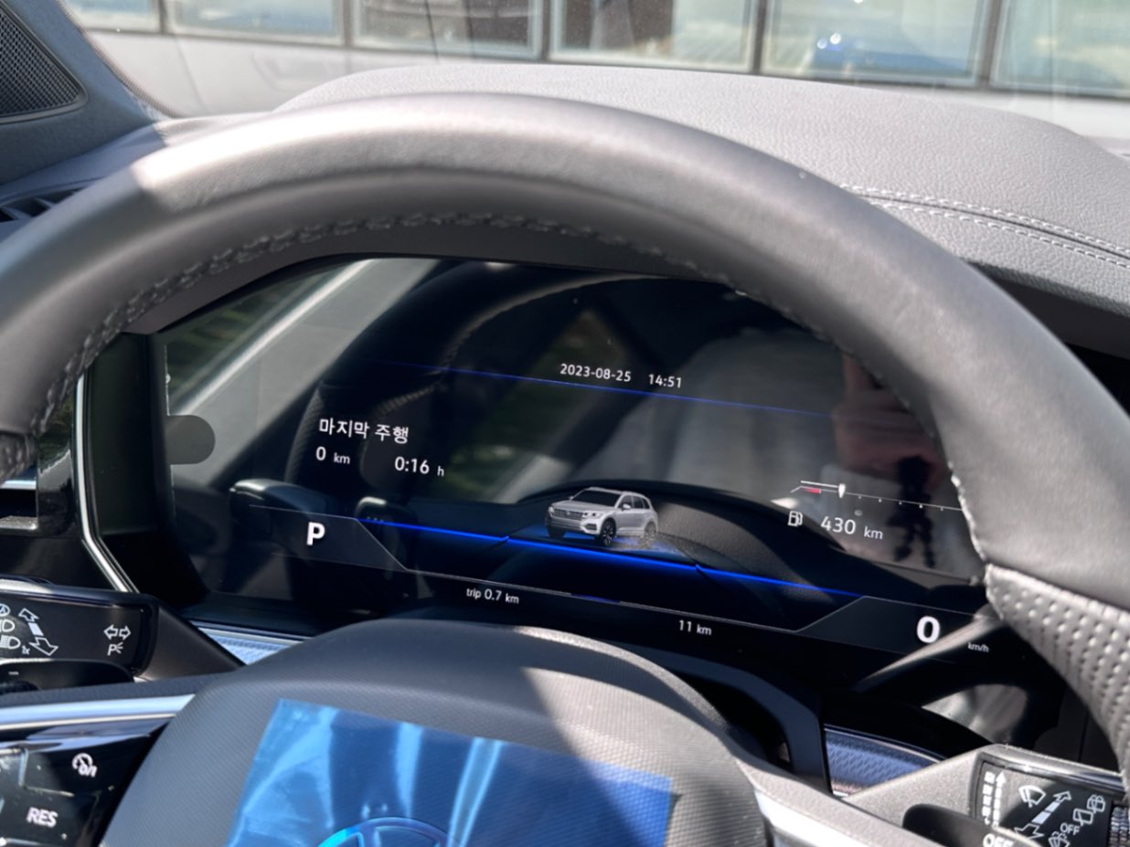 폭스바겐 투아렉 라피즈 블루 R-Line 2023년식 실물 사진 13/13