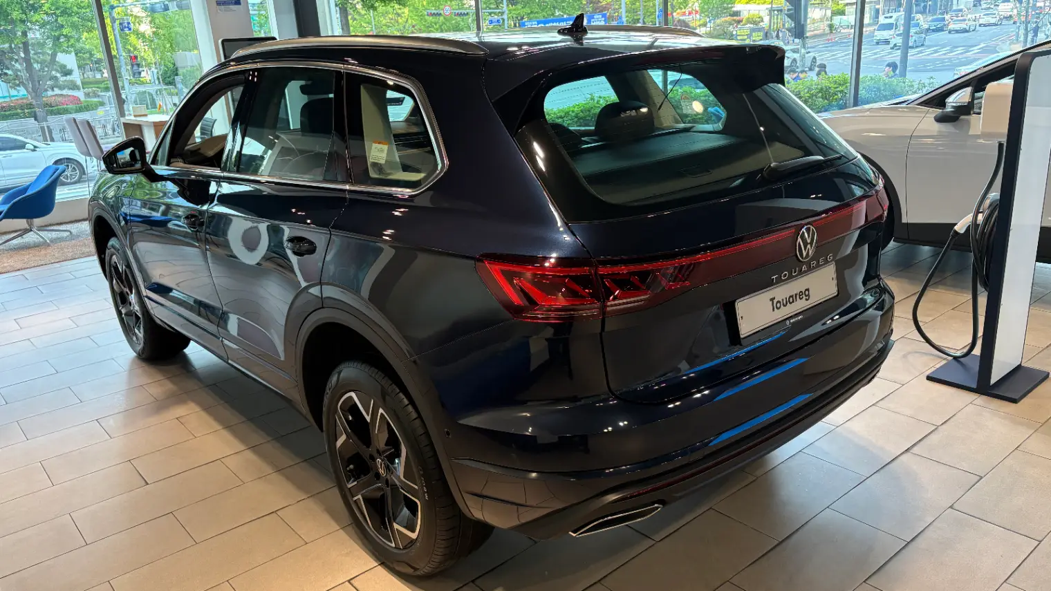 폭스바겐 투아렉 멜로우 블루 프레스티지 2025년식 실물 사진 2/2