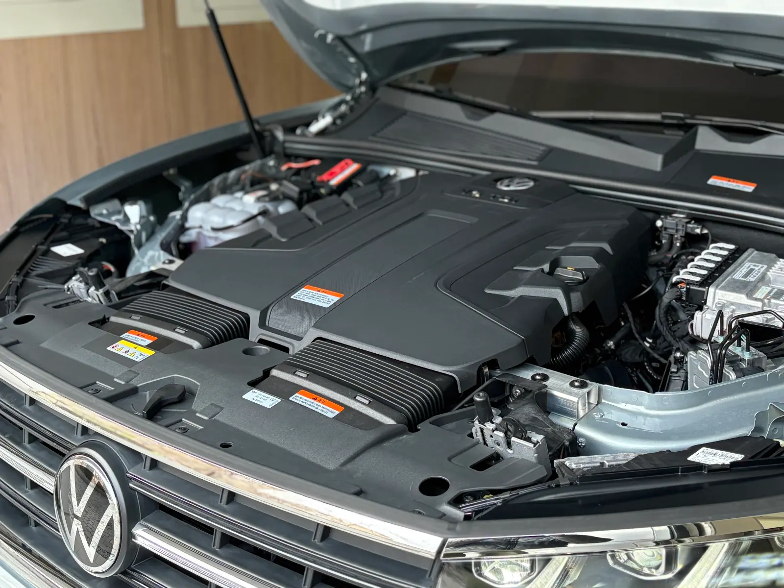 폭스바겐 투아렉 오이스터 실버 R-Line 2024년식 실물 사진 7/23 - 투아렉 알라인 오이스터실버 컬러 차량의 디테일컷을 포함한 실물 사진입니다.