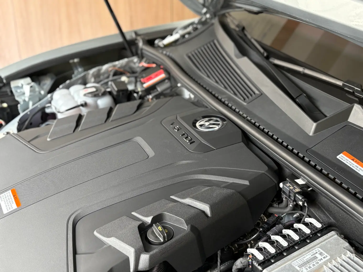 폭스바겐 투아렉 오이스터 실버 R-Line 2024년식 실물 사진 8/23 - 투아렉 알라인 오이스터실버 컬러 차량의 디테일컷을 포함한 실물 사진입니다.