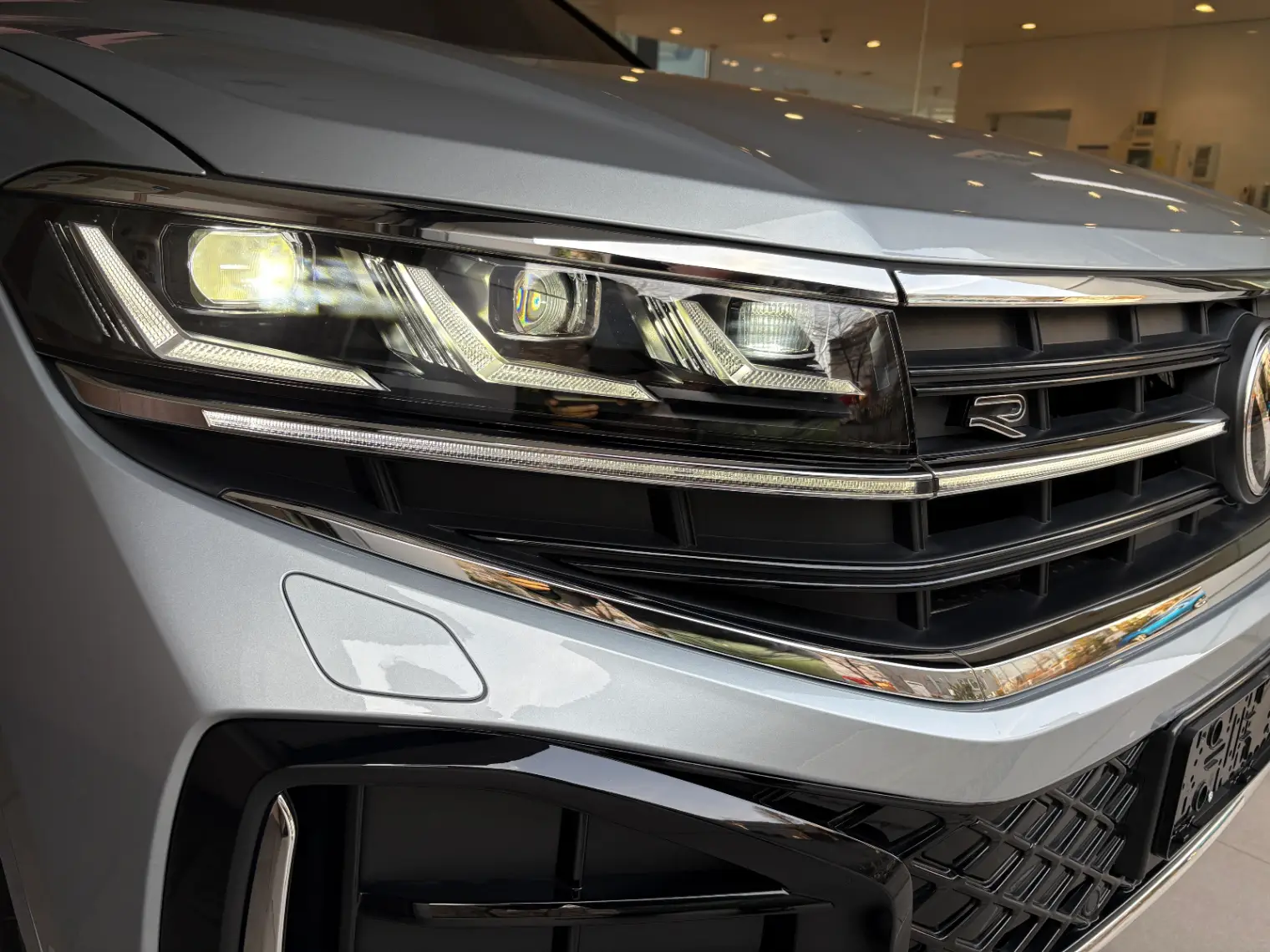 폭스바겐 투아렉 오이스터 실버 R-Line 2024년식 실물 사진 10/23 - 투아렉 알라인 오이스터실버 컬러 차량의 디테일컷을 포함한 실물 사진입니다.