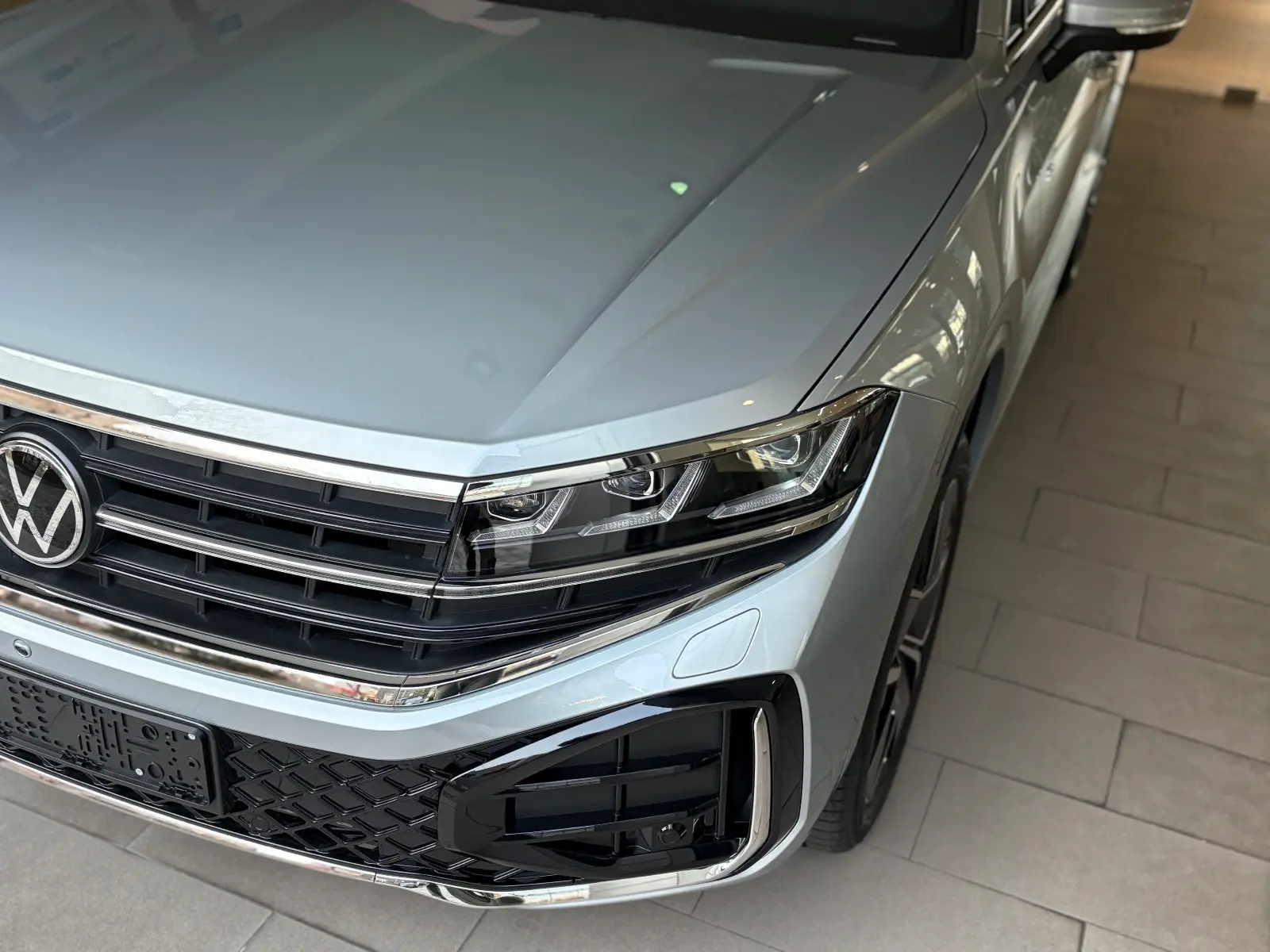 폭스바겐 투아렉 오이스터 실버 R-Line 2024년식 실물 사진 11/23 - 투아렉 알라인 오이스터실버 컬러 차량의 디테일컷을 포함한 실물 사진입니다.