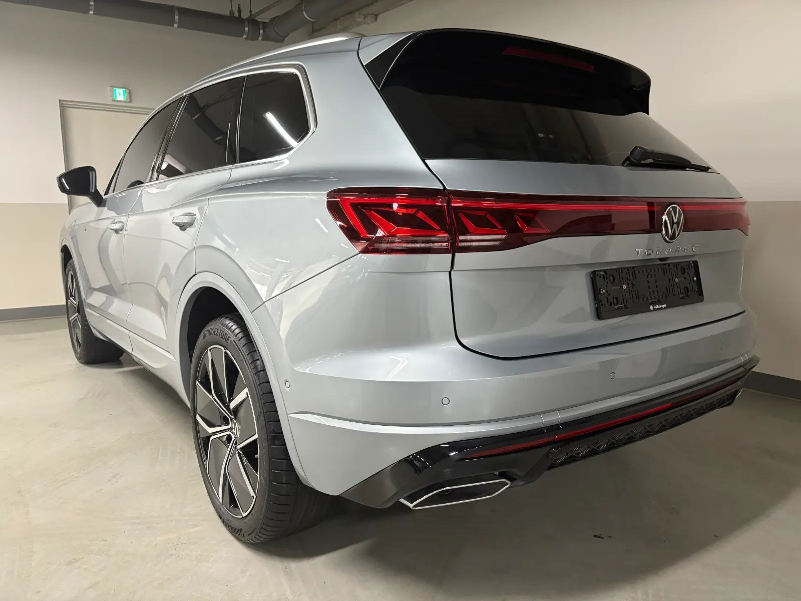 폭스바겐 투아렉 오이스터 실버 R-Line 2024년식 실물 사진 12/23 - 투아렉 알라인 오이스터실버 컬러 차량의 디테일컷을 포함한 실물 사진입니다.