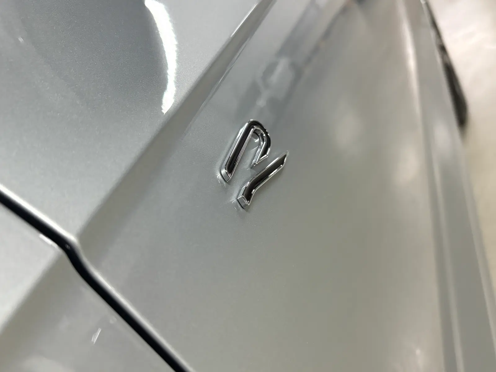 폭스바겐 투아렉 오이스터 실버 R-Line 2024년식 실물 사진 16/23 - 투아렉 알라인 오이스터실버 컬러 차량의 디테일컷을 포함한 실물 사진입니다.