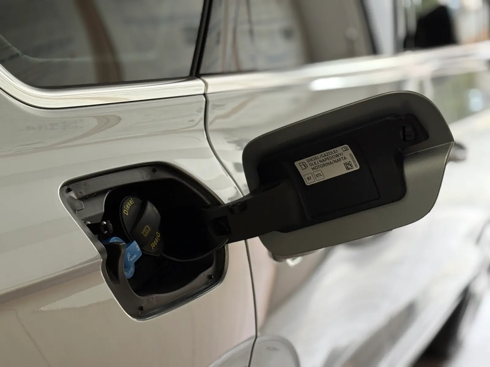 폭스바겐 투아렉 오이스터 실버 R-Line 2024년식 실물 사진 17/23 - 투아렉 알라인 오이스터실버 컬러 차량의 디테일컷을 포함한 실물 사진입니다.