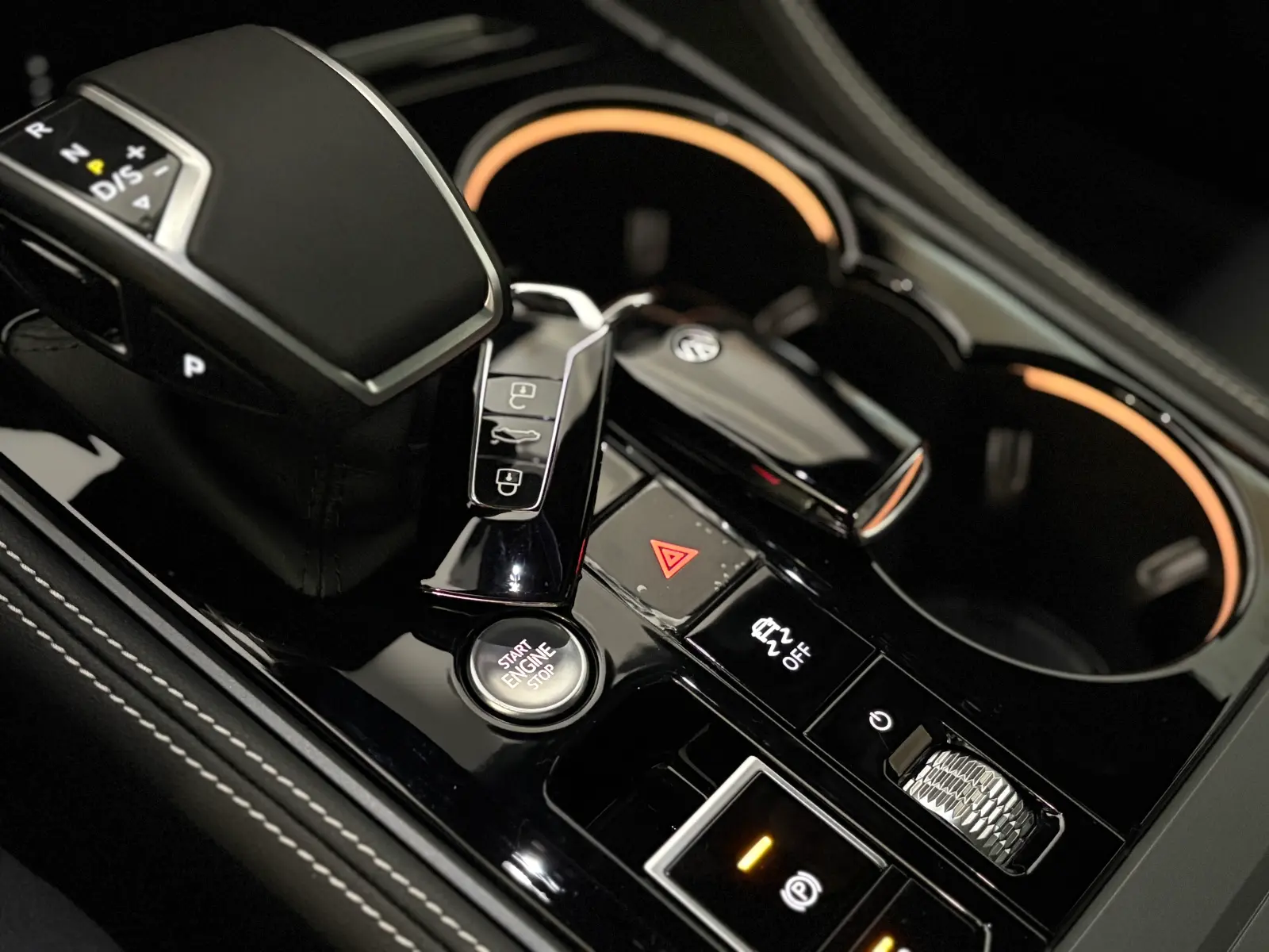 폭스바겐 투아렉 오이스터 실버 R-Line 2024년식 실물 사진 18/23 - 투아렉 알라인 오이스터실버 컬러 차량의 디테일컷을 포함한 실물 사진입니다.