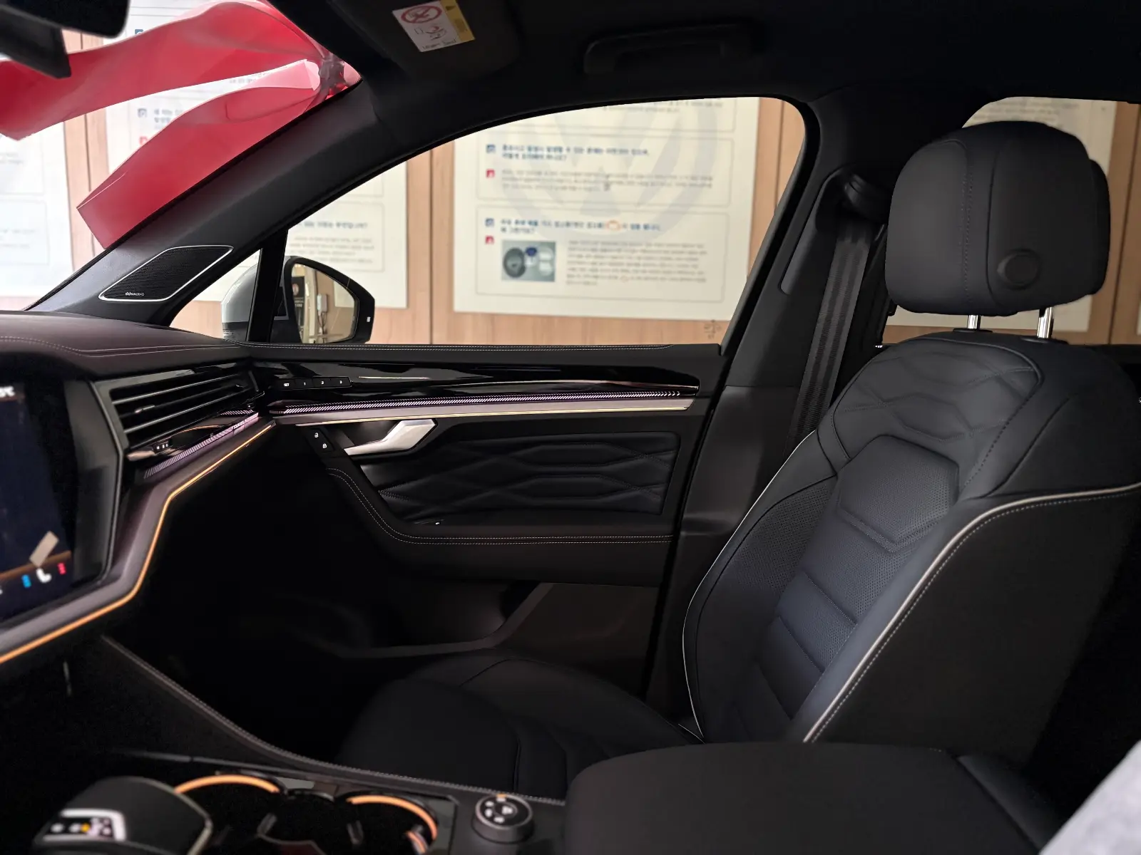 폭스바겐 투아렉 오이스터 실버 R-Line 2024년식 실물 사진 21/23 - 투아렉 알라인 오이스터실버 컬러 차량의 디테일컷을 포함한 실물 사진입니다.