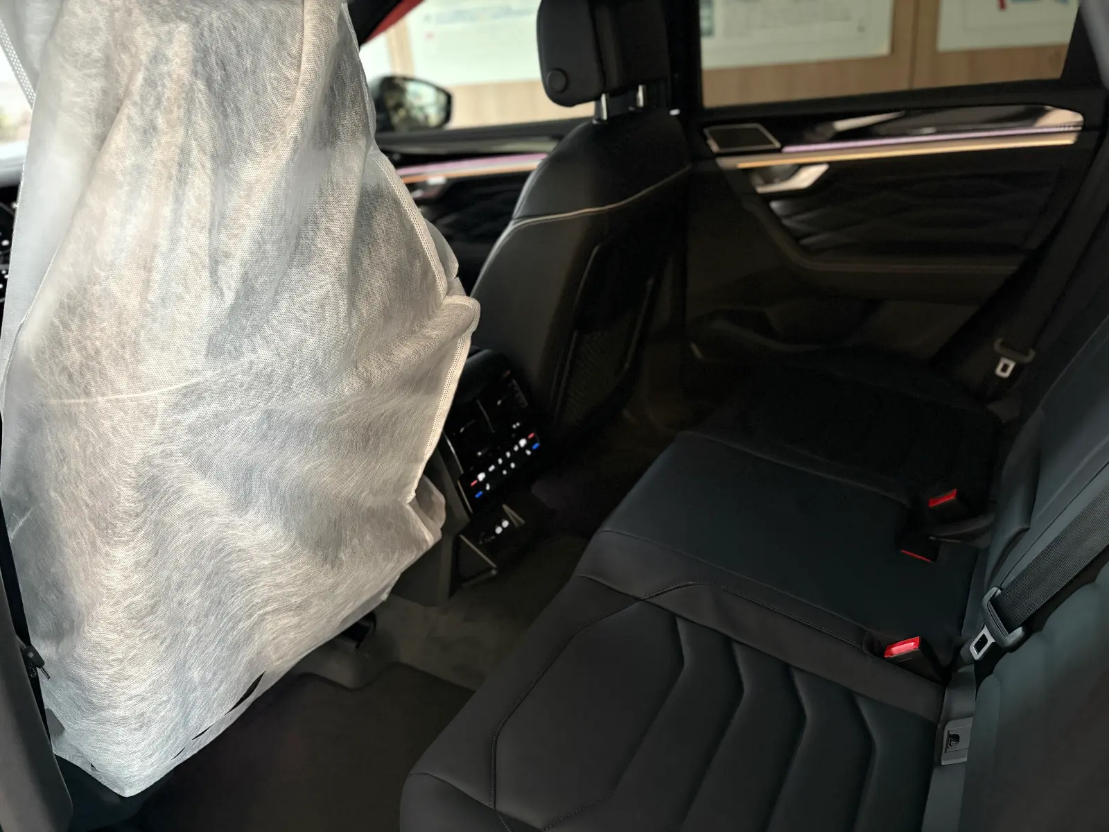 폭스바겐 투아렉 오이스터 실버 R-Line 2024년식 실물 사진 22/23 - 투아렉 알라인 오이스터실버 컬러 차량의 디테일컷을 포함한 실물 사진입니다.