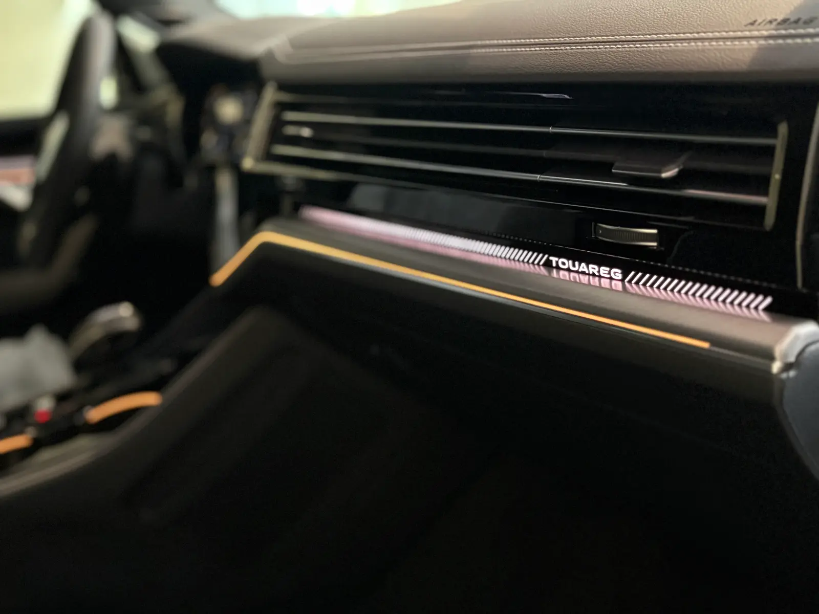 폭스바겐 투아렉 오이스터 실버 R-Line 2024년식 실물 사진 23/23 - 투아렉 알라인 오이스터실버 컬러 차량의 디테일컷을 포함한 실물 사진입니다.