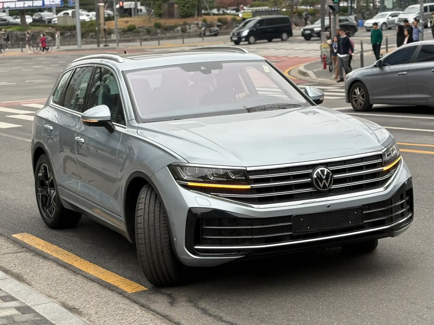 폭스바겐 투아렉 오이스터 실버 프레스티지 2024년식 실물 사진 2/15