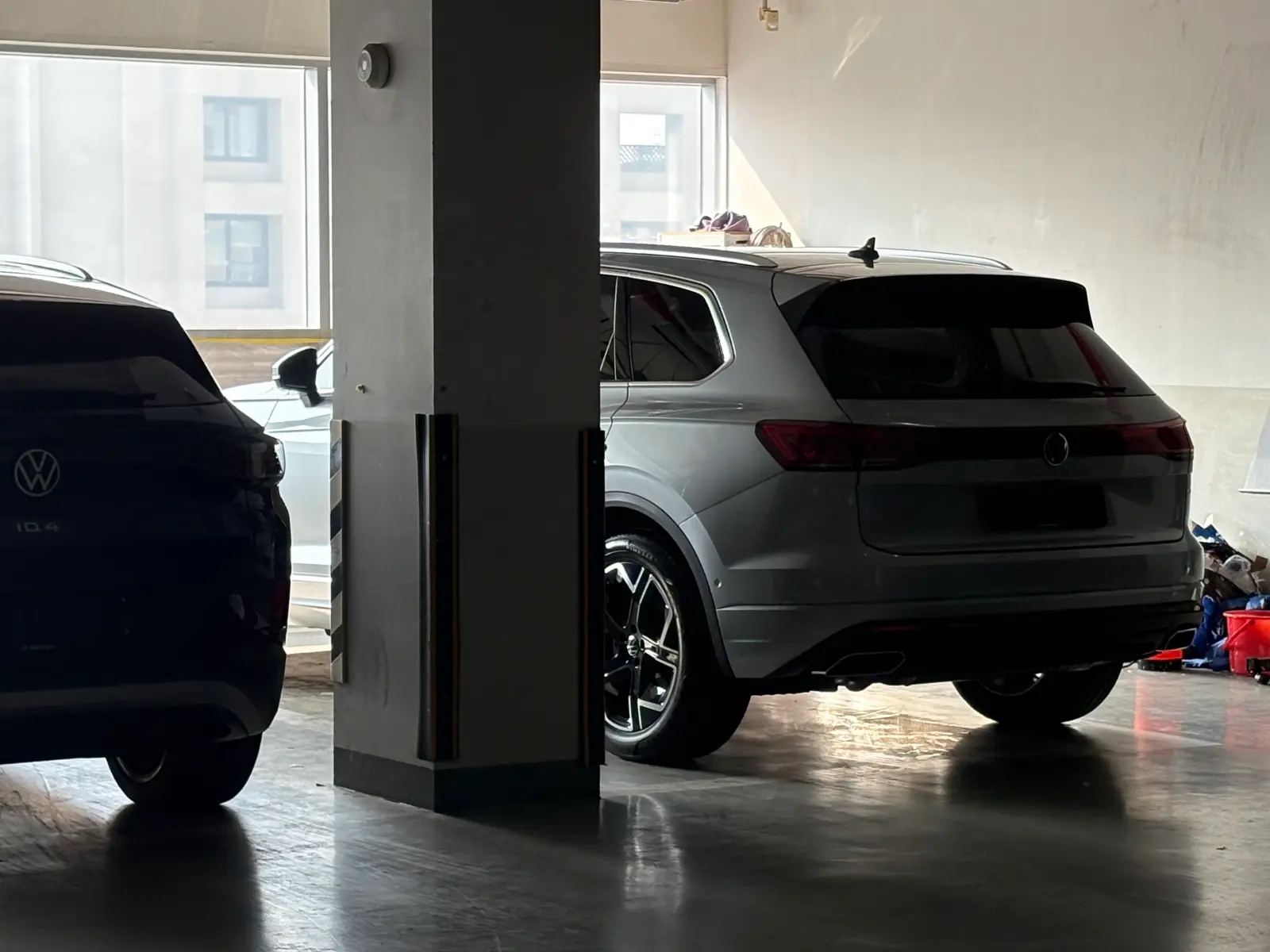 폭스바겐 투아렉 오이스터 실버 프레스티지 2024년식 실물 사진 10/15