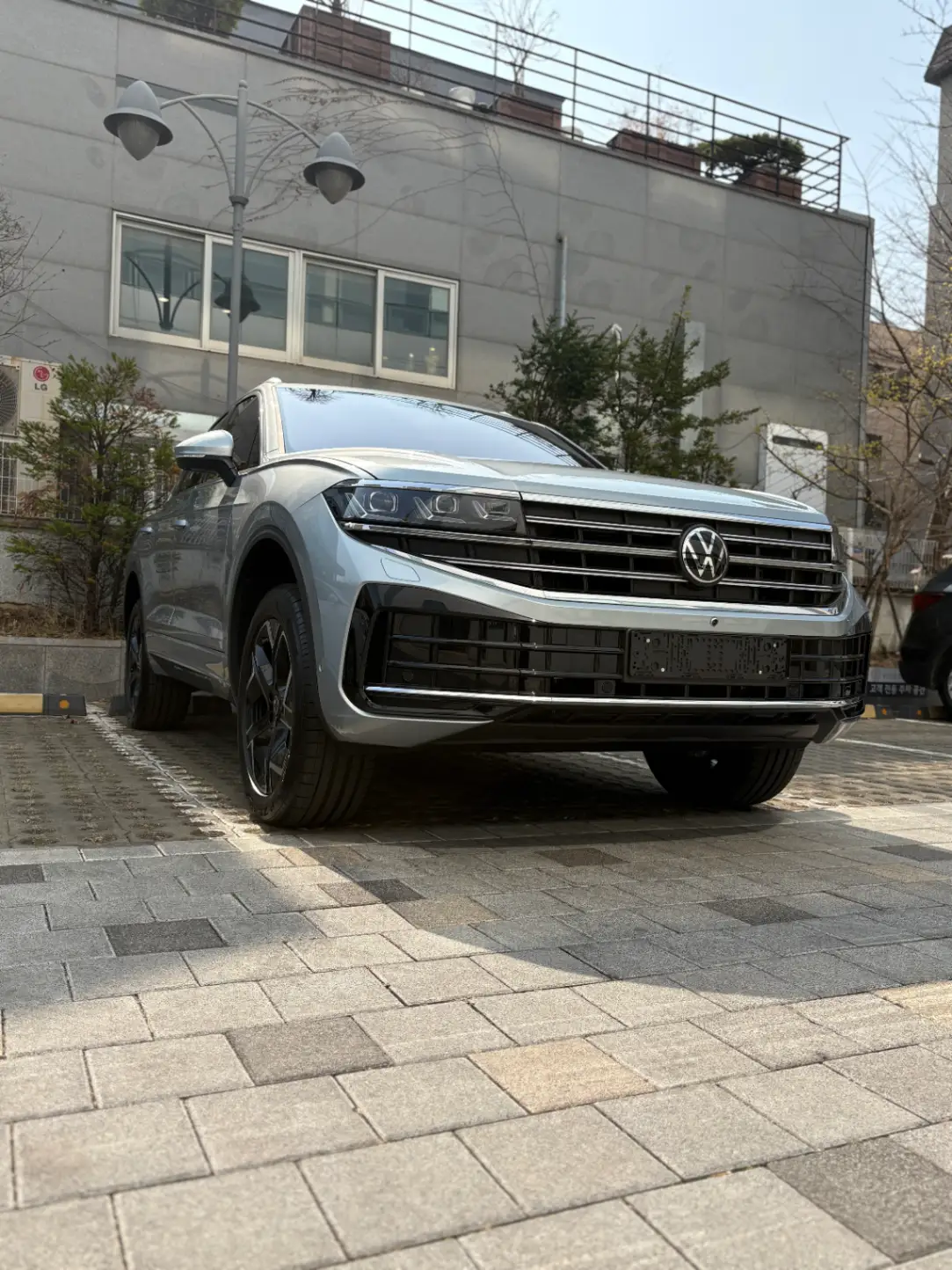 폭스바겐 투아렉 오이스터 실버 프레스티지 2024년식 실물 사진 13/15