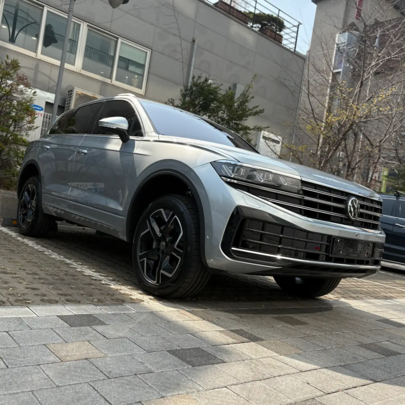 폭스바겐 투아렉 오이스터 실버 프레스티지 2024년식 실물 사진 14/15