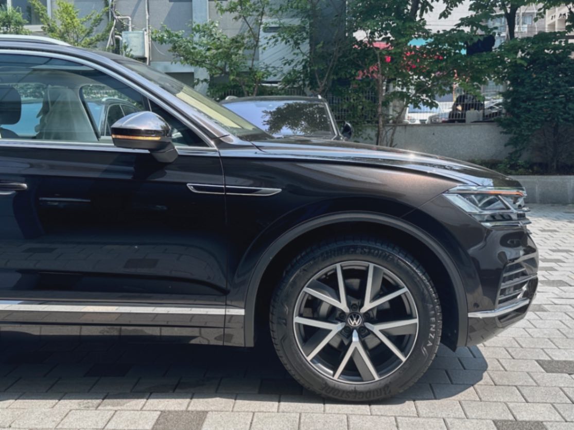 폭스바겐 투아렉 타마린드 브라운 프레스티지 2023년식 실물 사진 7/16