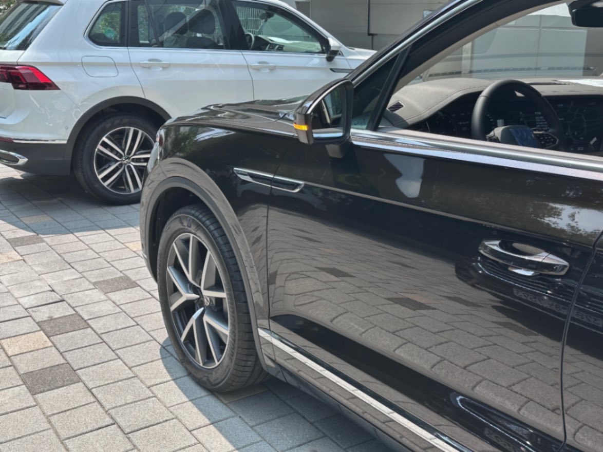 폭스바겐 투아렉 타마린드 브라운 프레스티지 2023년식 실물 사진 9/16