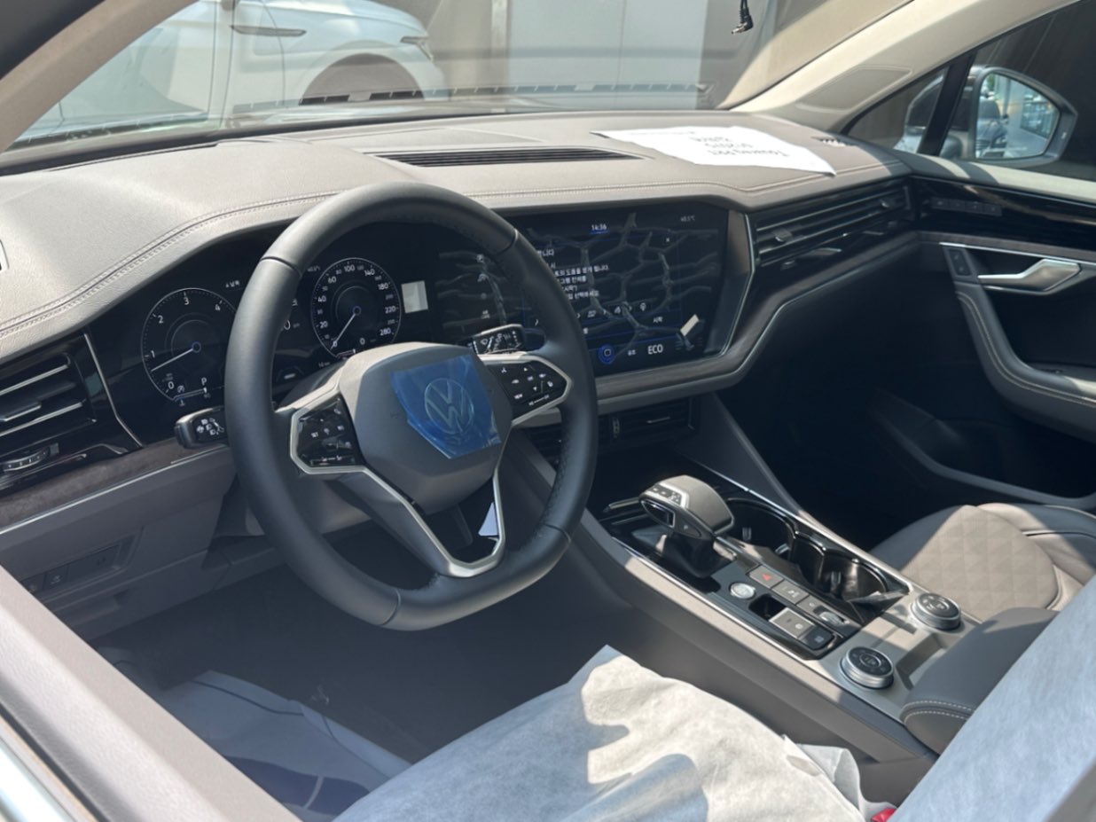 폭스바겐 투아렉 타마린드 브라운 프레스티지 2023년식 실물 사진 14/16