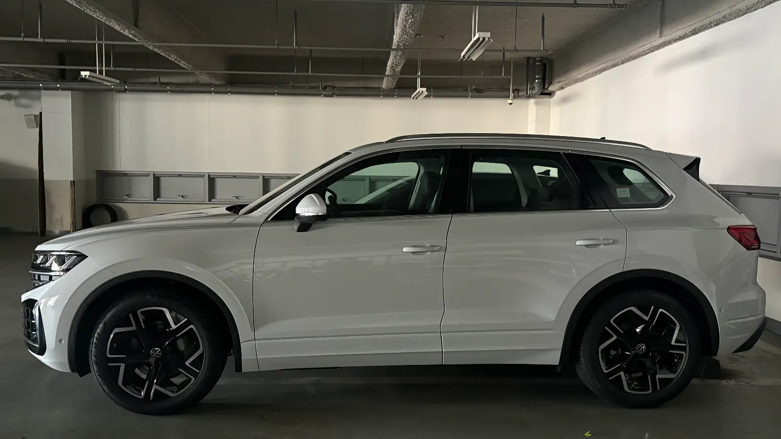 폭스바겐 투아렉 퓨어 화이트 프레스티지 2026년식 실물 사진 5/9 - 투아렉 퓨어 화이트 프레스티지 트림의 실내 촬영분입니다.